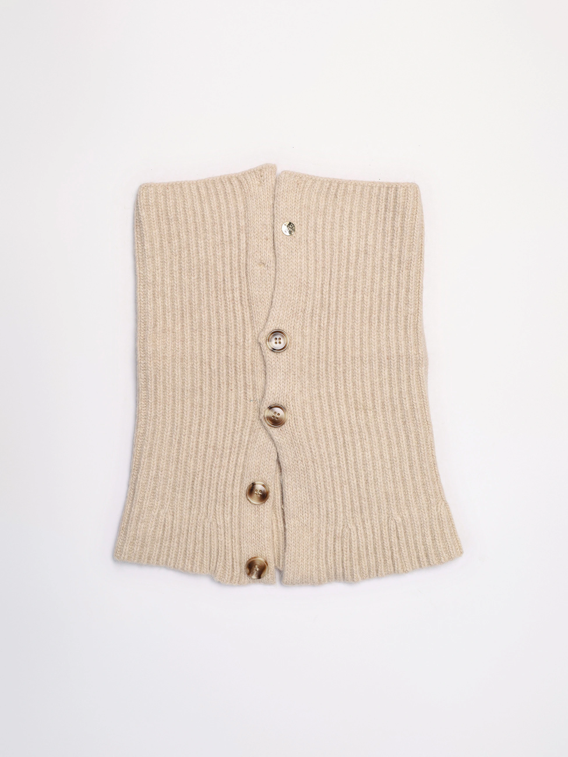 Шарф-манишка на пуговицах с декоративной нашивкой в ассортименте